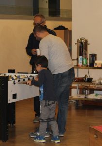 Spielenachmittag in der Pausenhalle Foto: FLY-Väter