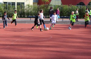 Unser Schulhof bietet mit einem Fußballplatz ideale Bedingungen um sich im Schulsport und in der Pause draußen zu bewegen. Foto: M. Rieger 