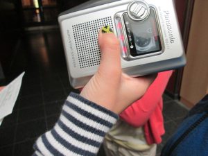 Auch ältere Technik findet Verwendung - selbst wenn zunächst erklärt werden muss, was eine Kassette ist. Foto: Redaktion d. Schülerzeitung 2015
